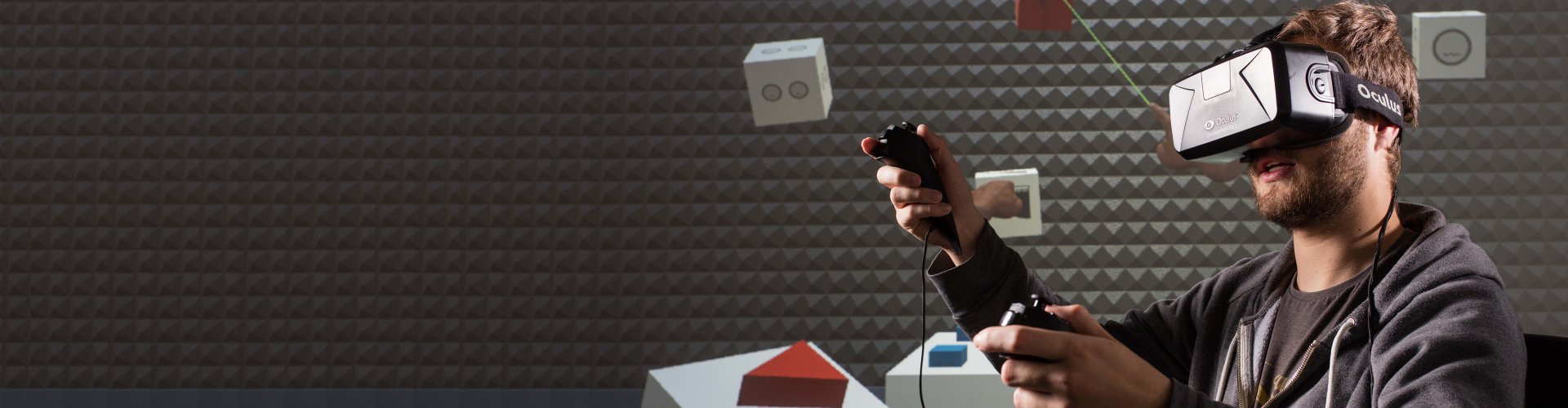 Junger Mann in einem virtuellen Raum mit VR Brille sowie Controllern