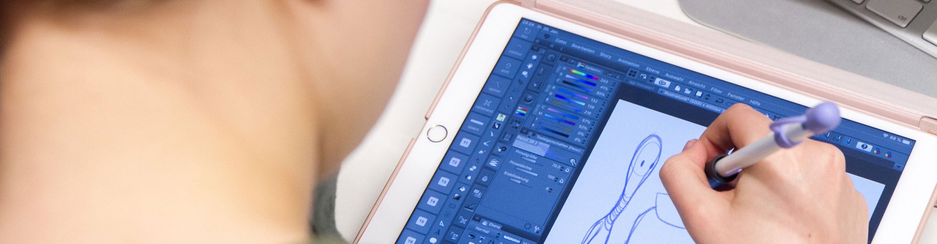 Studierender der Medieninformatik zeichnet auf einem Tablet eine Figur