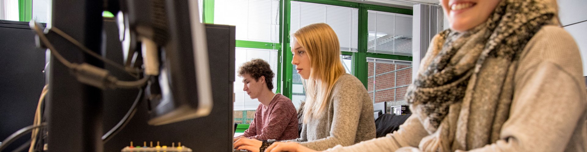 Studierende vor Ihren Arbeitsrechnern