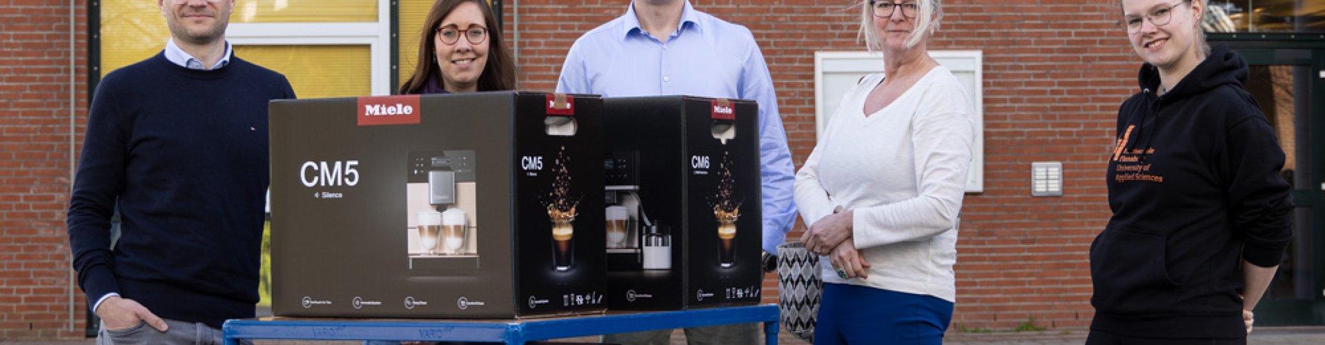 Miele übergibt dem Studiengang IFK drei Kaffeevollautomaten für die Projektarbeit.