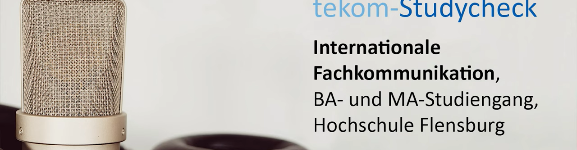 Ein Mikrofon und ein paar Over-Ear-Kopfhörer in Nahaufnahme. Daneben Text: "podcast tekom-Studycheck. Internationale Fachkommunikation, BA- und MA-Studiengang, Hochschule Flensburg."