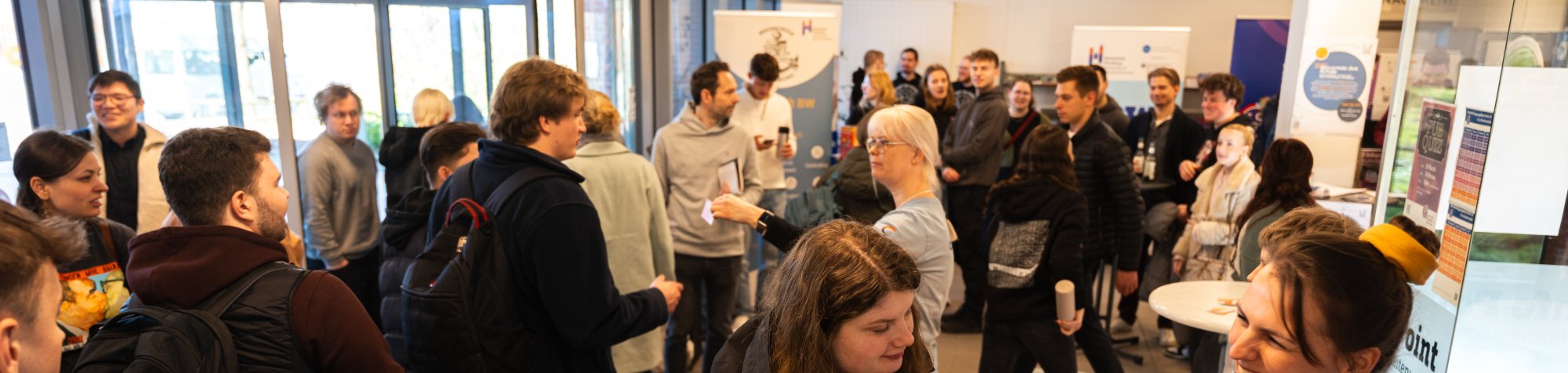 Viele MEnschen im Hochschul Foyer