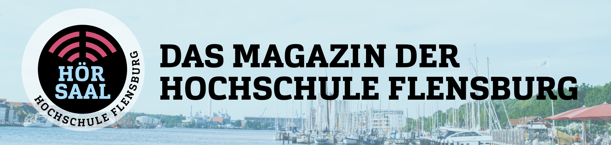 Titelbild auf dem das Logo HörSaal Magazin Hochschule Flensburg zu sehen ist und groß der Text "Das Magazin der Hochschule Flensburg" geschreiben steht. Der Hintergund sind einige Segelboote zu sehen, die sich auf der Flensburger Förde befinden.