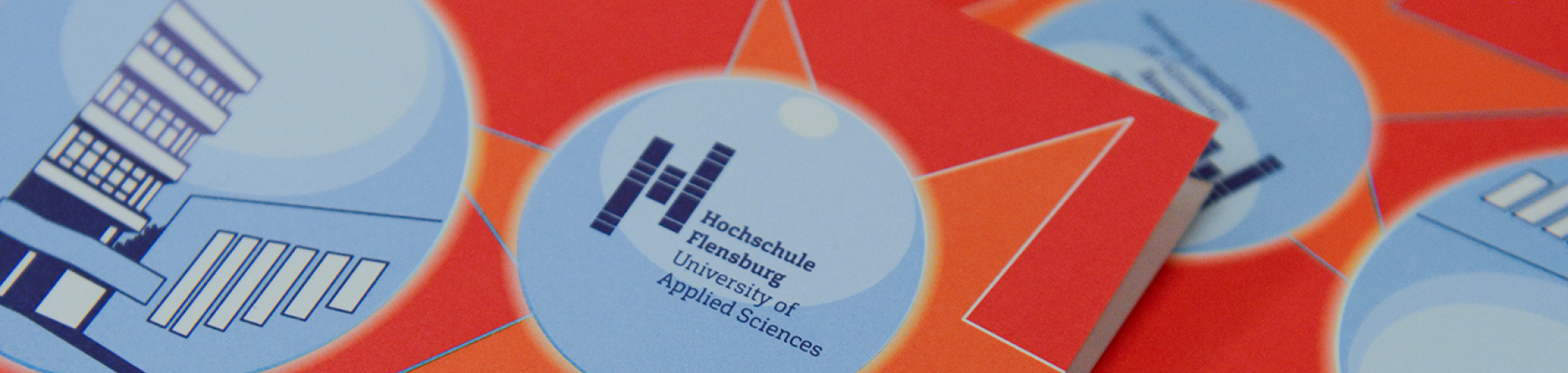 Nahaufnahme eines Stapels Weihnachtskarten mit dem Logo der Hochschule Flensburg