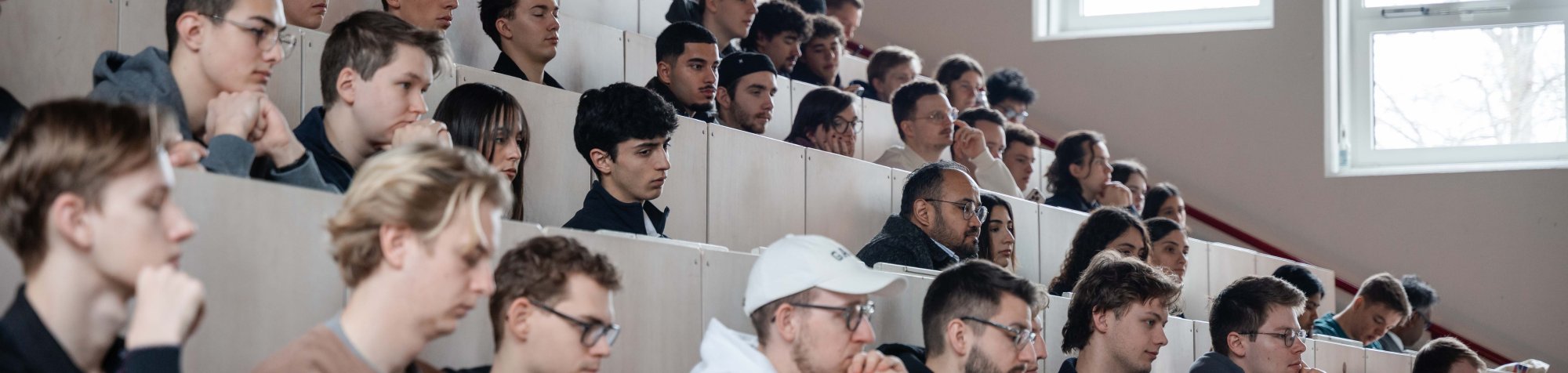 Menschen im Hörsaal
