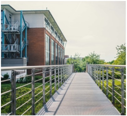 Blick auf eine Metallbrücke für Fußgänger